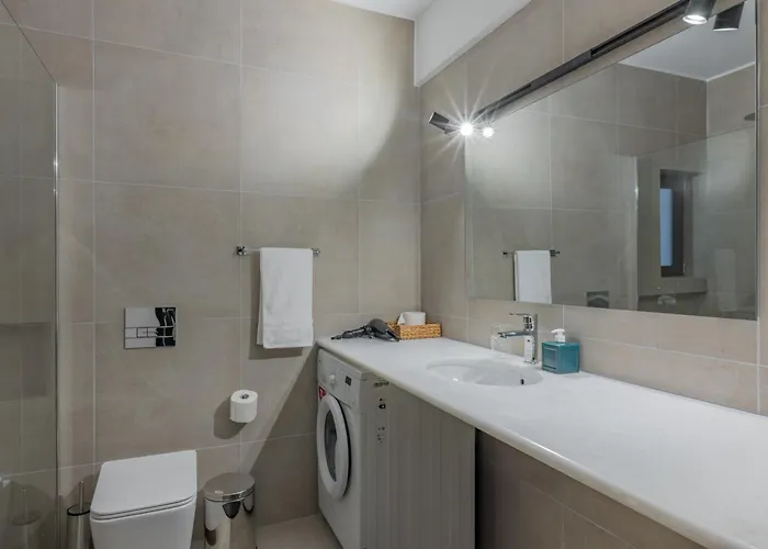 Lägenhet Spacious & 2br In Agia Paraskevi Aten